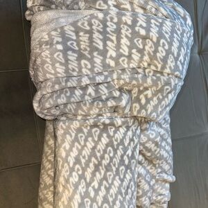 JUICY COUTURE Gray Heart & Glam in white Pattern Blanket